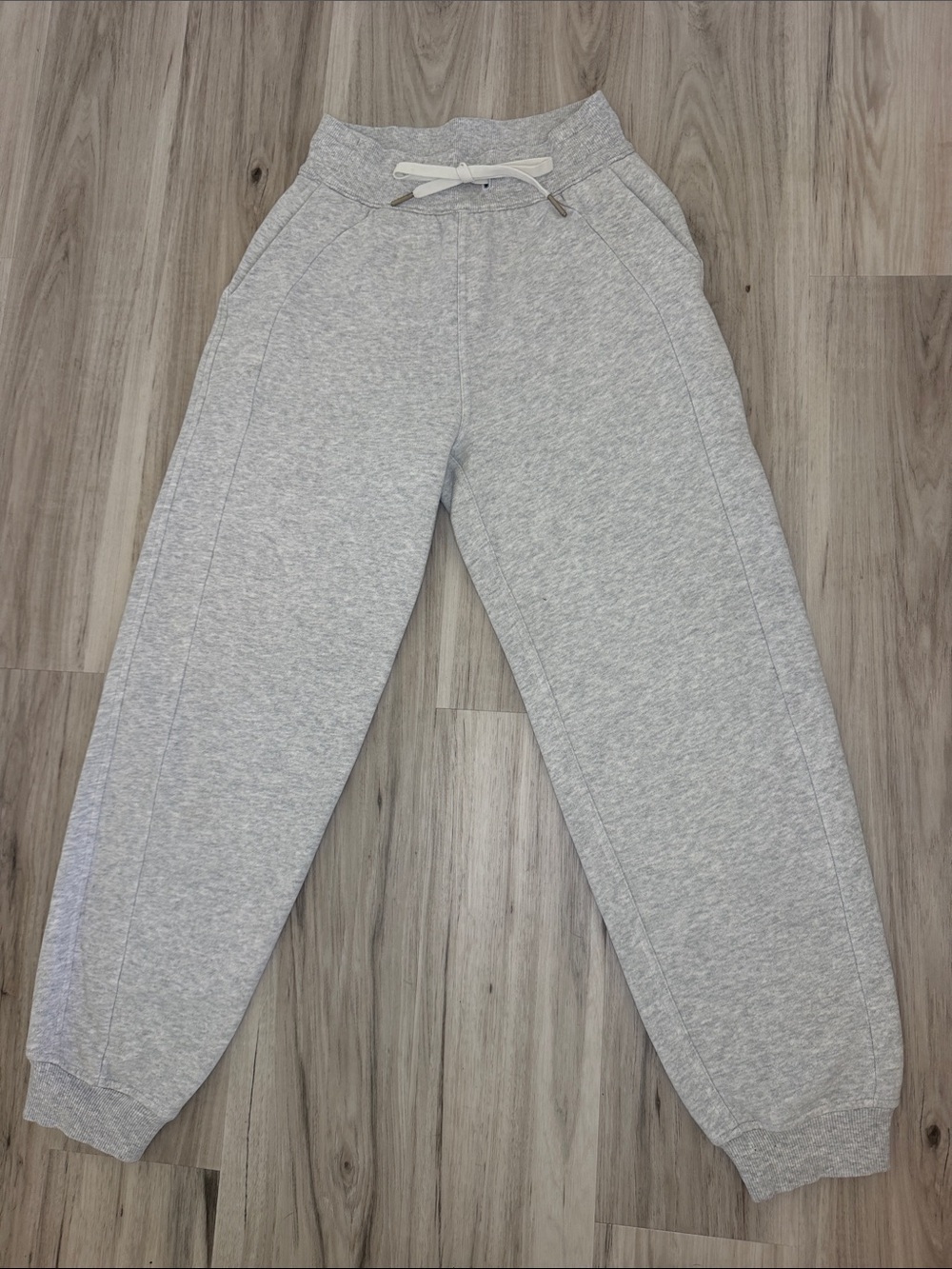 Lululemon Women’s Light Gray Joggers size 0
PERFECT CONDITION - Picture 10 of 14